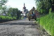 Právě opravují silnici v obci Křivice.