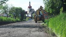 Právě opravují silnici v obci Křivice.