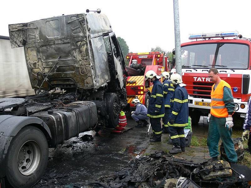 Trosky vyhořelé nákladního tahače cisterny s popílkem, ale s plnými nádržemi nafty,  likvidovali tři hasičské sbory. K nehodě, která je v šetření, došlo v blízkosti železničního přejezdu v Častolovicích na frekventované komunikaci I/11.