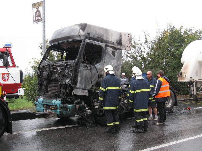 Trosky vyhořelé nákladního tahače cisterny s popílkem, ale s plnými nádržemi nafty,  likvidovali tři hasičské sbory. K nehodě, která je v šetření, došlo v blízkosti železničního přejezdu v Častolovicích na frekventované komunikaci I/11.