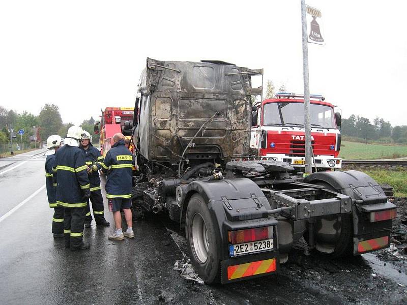 Trosky vyhořelé nákladního tahače cisterny s popílkem, ale s plnými nádržemi nafty,  likvidovali tři hasičské sbory. K nehodě, která je v šetření, došlo v blízkosti železničního přejezdu v Častolovicích na frekventované komunikaci I/11.