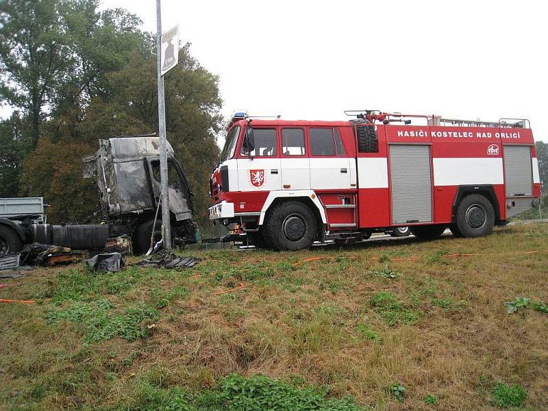 Trosky vyhořelé nákladního tahače cisterny s popílkem, ale s plnými nádržemi nafty,  likvidovali tři hasičské sbory. K nehodě, která je v šetření, došlo v blízkosti železničního přejezdu v Častolovicích na frekventované komunikaci I/11.