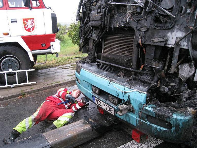 Trosky vyhořelé nákladního tahače cisterny s popílkem, ale s plnými nádržemi nafty,  likvidovali tři hasičské sbory. K nehodě, která je v šetření, došlo v blízkosti železničního přejezdu v Častolovicích na frekventované komunikaci I/11.