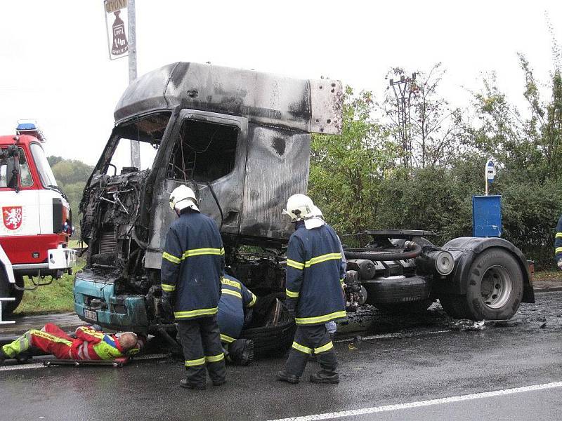 Trosky vyhořelé nákladního tahače cisterny s popílkem, ale s plnými nádržemi nafty,  likvidovali tři hasičské sbory. K nehodě, která je v šetření, došlo v blízkosti železničního přejezdu v Častolovicích na frekventované komunikaci I/11.