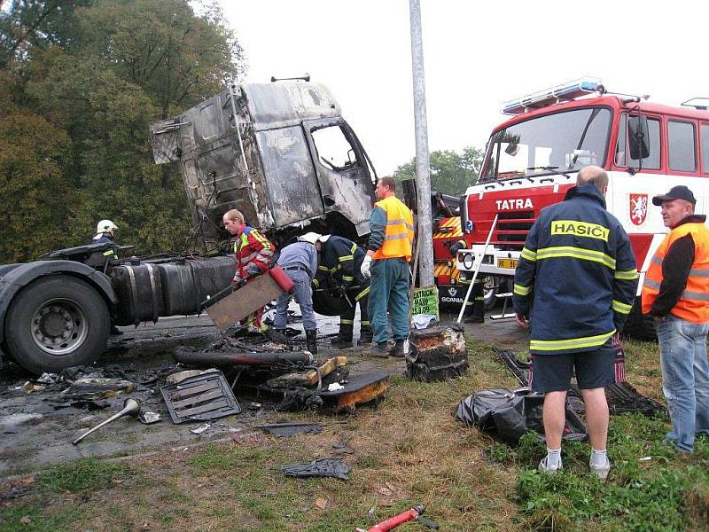 Trosky vyhořelé nákladního tahače cisterny s popílkem, ale s plnými nádržemi nafty,  likvidovali tři hasičské sbory. K nehodě, která je v šetření, došlo v blízkosti železničního přejezdu v Častolovicích na frekventované komunikaci I/11.