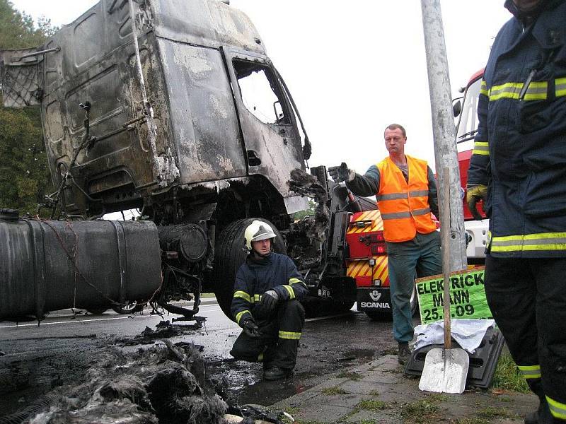 Trosky vyhořelé nákladního tahače cisterny s popílkem, ale s plnými nádržemi nafty,  likvidovali tři hasičské sbory. K nehodě, která je v šetření, došlo v blízkosti železničního přejezdu v Častolovicích na frekventované komunikaci I/11.