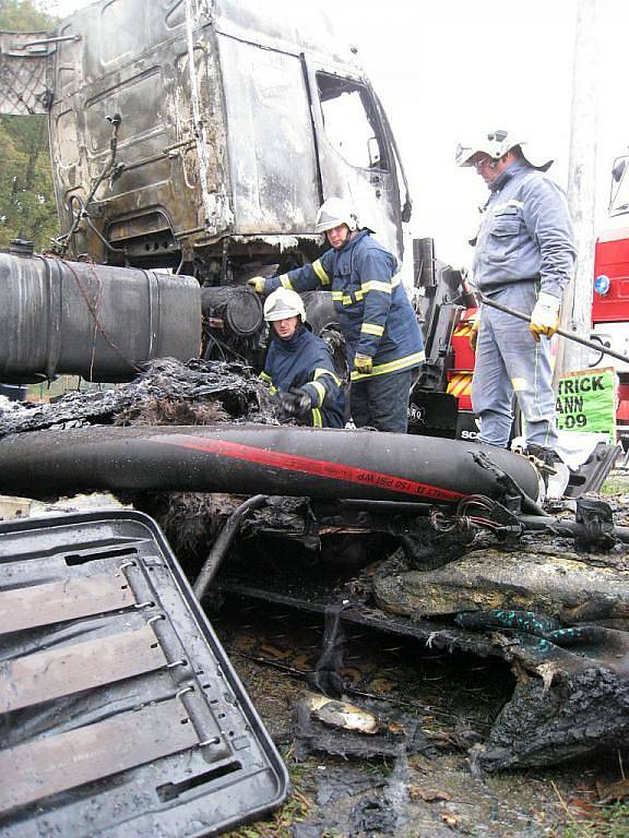 Trosky vyhořelé nákladního tahače cisterny s popílkem, ale s plnými nádržemi nafty,  likvidovali tři hasičské sbory. K nehodě, která je v šetření, došlo v blízkosti železničního přejezdu v Častolovicích na frekventované komunikaci I/11.