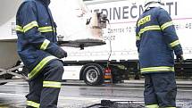 Trosky vyhořelé nákladního tahače cisterny s popílkem, ale s plnými nádržemi nafty,  likvidovali tři hasičské sbory. K nehodě, která je v šetření, došlo v blízkosti železničního přejezdu v Častolovicích na frekventované komunikaci I/11.