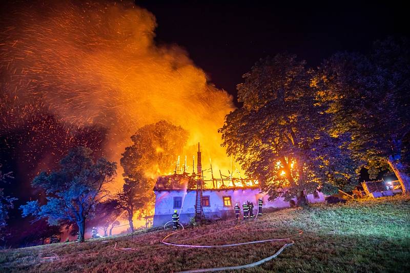 V Rokytnici v Orlických horách vypukl rozsáhlý požár pily