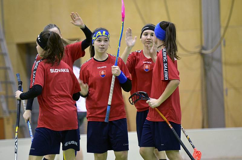 Druholigové doberské florbalistky (v bílém) prověřily slovenskou juniorskou reprezentaci, která se připravuje na květnové mistrovství světa v Kanadě. 