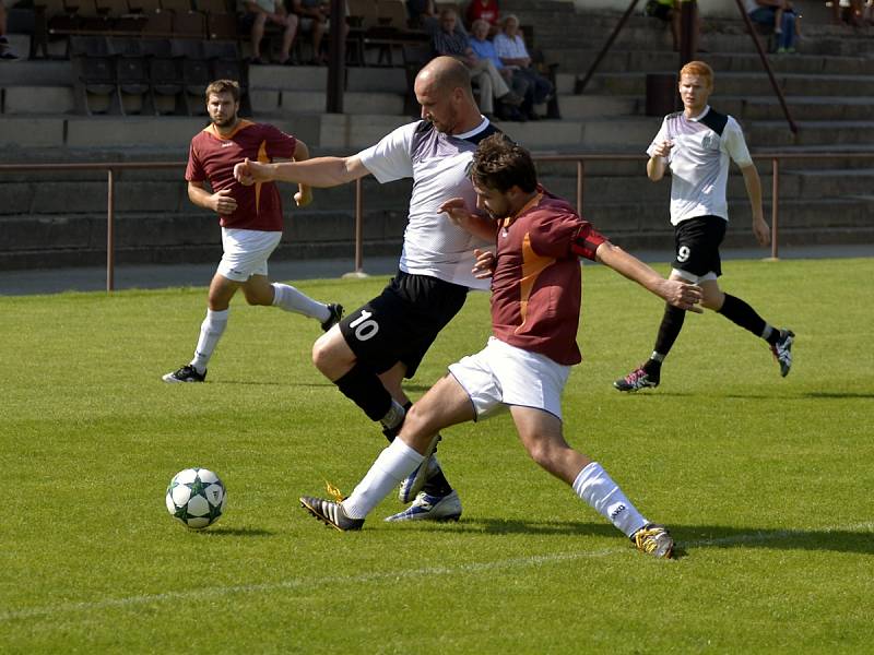  Kapitán opočenských fotbalistů Petr Musil se snaží zastavit pronikajícího Marka Jandíka (č. 10) z Police nad Metují.