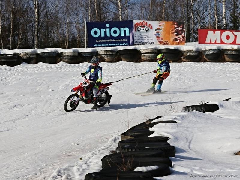 Mistrovství České republiky v motoskijöringu v Dobřanech v Orlických horách.