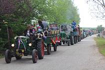 Traktory vyjíždějí ze Skršic tradičně i na prvomájovou selskou jízdu.