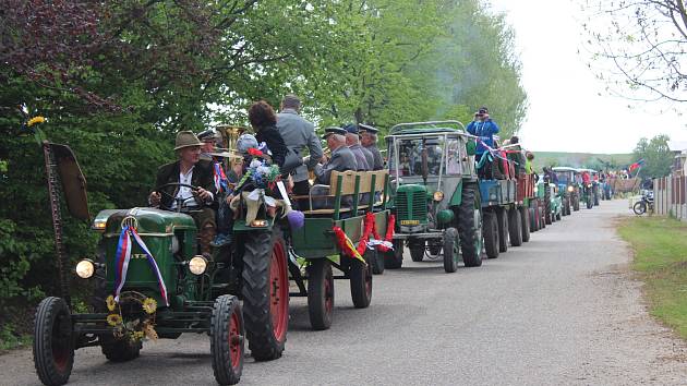 Traktory vyjíždějí ze Skršic tradičně i na prvomájovou selskou jízdu.