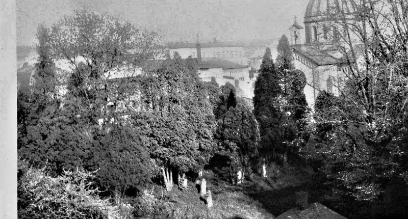 ZAROSTLÁ ZAHRADA v Rychnově nad Kněžnou, kam si dříve chodívaly děti hrát. Tyto místa byla stvořena pro dětské hry a dobrodružství.