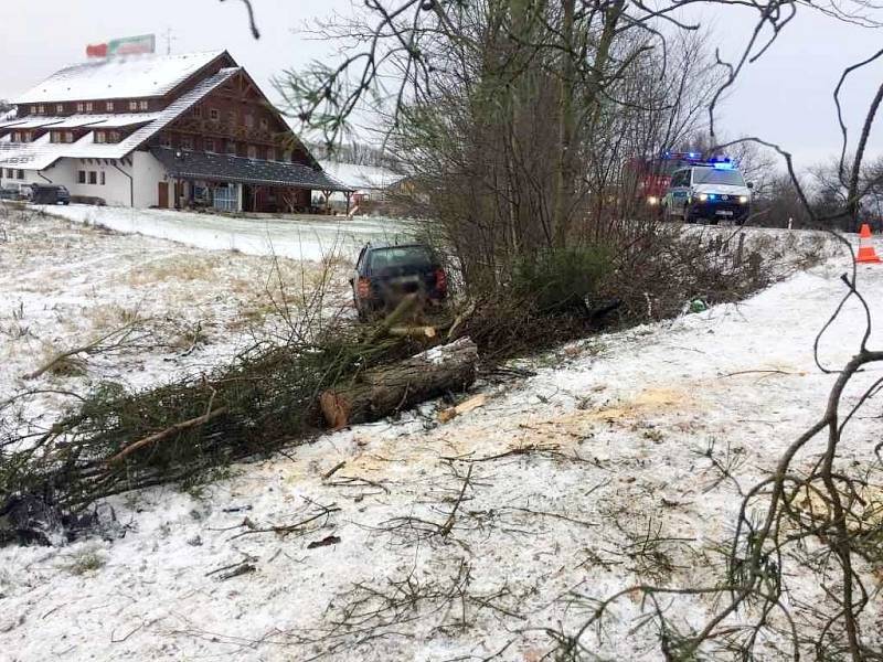 Havárie osobního automobilu u Týniště nad Orlicí.