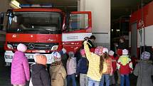 Požární stanici v Rychnově nad Kněžnou navštívily děti z MŠ Láň.