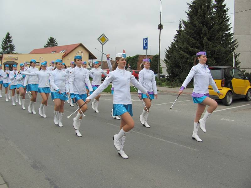 Majáles zahájily mažoretky z Dobrušky, které šly průvodem přes celé město. Hrál jim k tomu bubeník. 