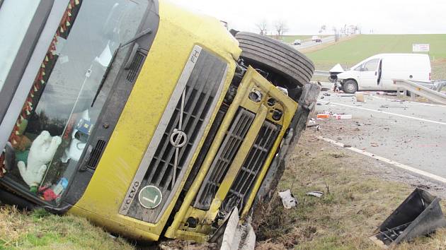 Při nehodě na silnici II. třídy č. 321 mezi Častolovicemi a Solnicí došlo na křižovatce u Třebešova ke střetu kamionu s dodávkou. 