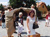Na zahájení turistické sezony prošla starostka Opočna šárka Škrabalová Bašteckou bránou.