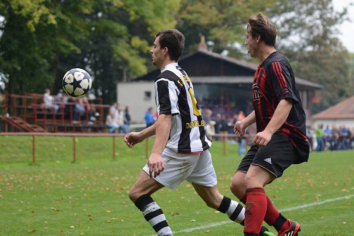 JEDINÝ GÓL padl v okresním derby v Černíkovicích. Domácí fotbalisté sice dohrávali utkání s Doudlebami nad Orlicí bez dvou vyloučených hráčů, ale těsné vedení uhájili.