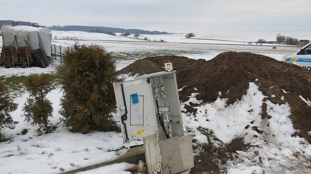 Řidič při projíždění zatáčky vyjel ze silnice a narazil do elektrického rozvaděče rodinného domu v Houdkovicích. .