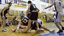 Basketbalové utkání druhé ligy: Spartak Rychnov vs Sokol Kbely (88:90).