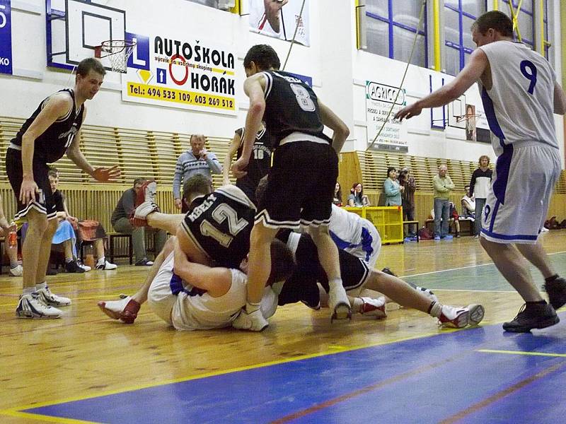 Basketbalové utkání druhé ligy: Spartak Rychnov vs Sokol Kbely (88:90).