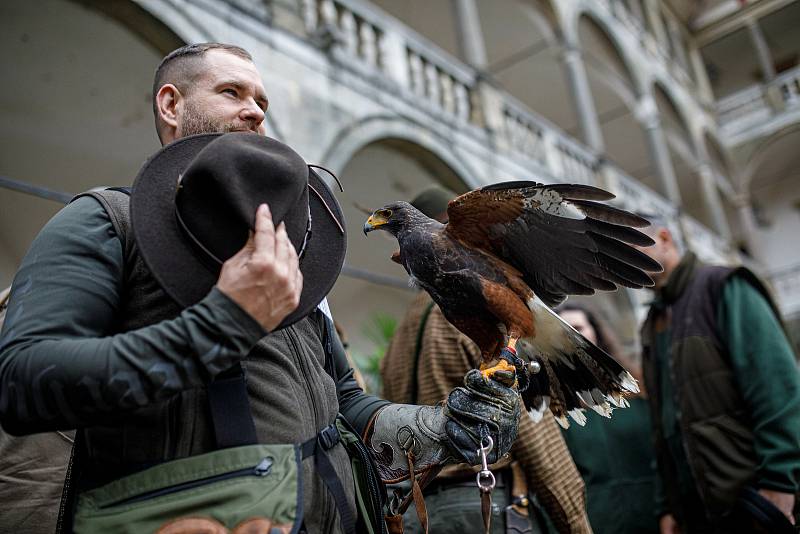 Ze zahájení 54. Národního sokolnického setkání v Opočně s mezinárodní účastí.