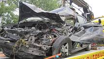 S TĚŽKÝM ZRANĚNÍM skončila v nemocnici třiadvacetiletá řidička osobního vozu Hyundai Getz, která se v pondělí odpoledne snažila vyhnout chodkyni na silnici u Dobrušky. Při předjíždění však zachytila autem o protijedoucí náklaďák.