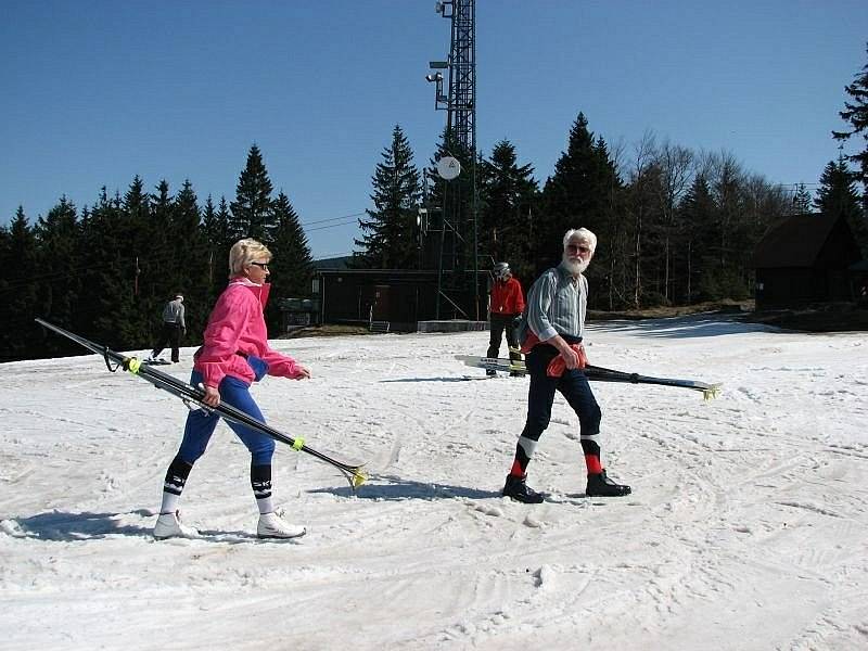 Skákáním přes improvizovaný rybníček se bavili lyžaři a snowboardsité, často i s pomlázkami, na Velikonoční pondělí při posledním lyžování zimní sezony v Deštném v Orlických horách.