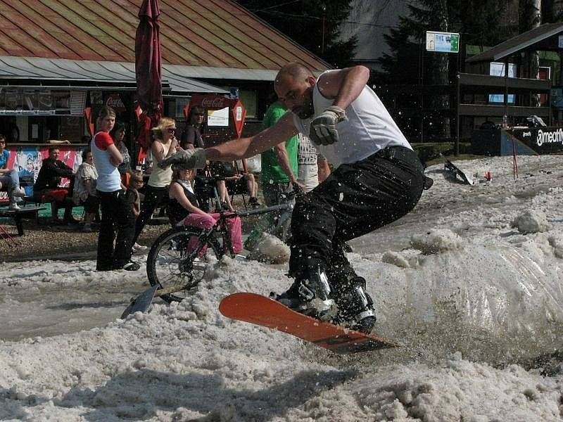 Skákáním přes improvizovaný rybníček se bavili lyžaři a snowboardsité, často i s pomlázkami, na Velikonoční pondělí při posledním lyžování zimní sezony v Deštném v Orlických horách.