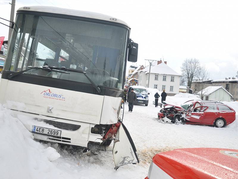 Ke kolizi, která na čas ochromila dopravu v Deštném v Orlických horách, vyjížděli ve středu odpoledne hasiči, horská služba, záchranáři a policisté.