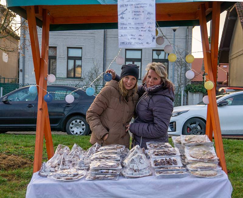 Z adventního jarmarku a rozsvícení vánočního stromku v Albrechticích nad Orlicí.