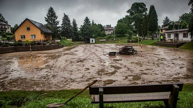 Odklízení povodní v Tutlekách na Rychnovsku