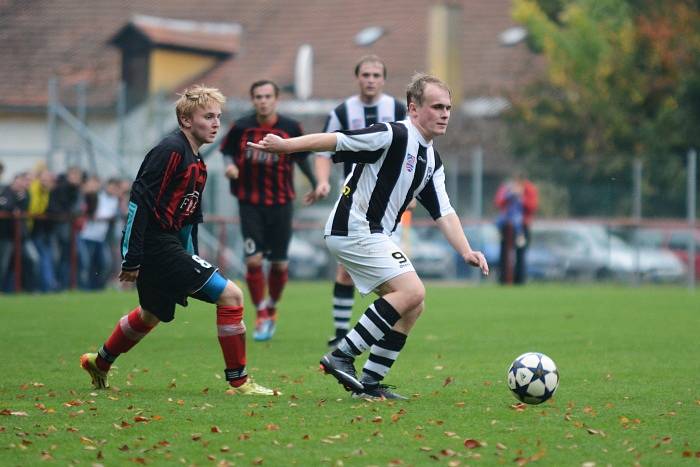 JEDINÝ GÓL padl v okresním derby v Černíkovicích. Domácí fotbalisté sice dohrávali utkání s Doudlebami nad Orlicí bez dvou vyloučených hráčů, ale těsné vedení uhájili.