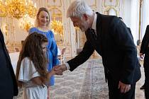 Prezident Petr Pavel na Hradě přijal ukrajinskou dívku, kterou spolužáci z opočenské základní školy na výletě slovně napadli a plivli jí do obličeje.