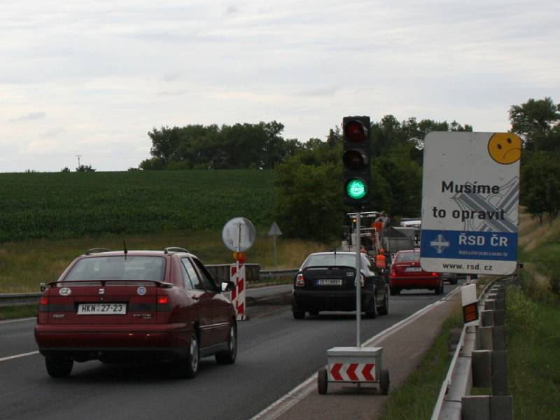 Silničáři začali včera ráno  opravovat most na hlavním tahu z Litomyšle na Moravskou Třebovou. Silnice I/35 u Koclířova je průjezdná pouze v jednom pruhu. Provoz řídí světelná signalizace. Řidiči musí počítat se zdržením. Celková rekonstrukce mostu potrvá