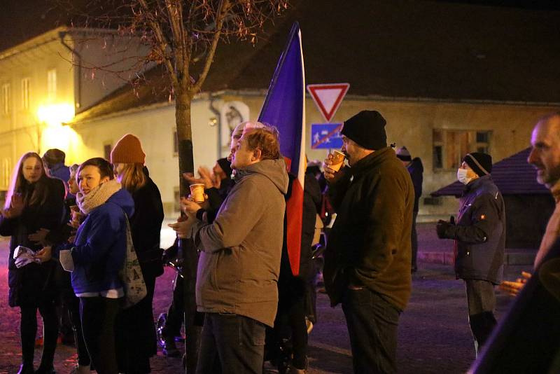 V Litomyšli si lidé připomněli 32.výročí sametové revoluce. Na náměstí Václava Havla se uskutečnilo shromáždění. V kině byl následně promítnut film ATA.