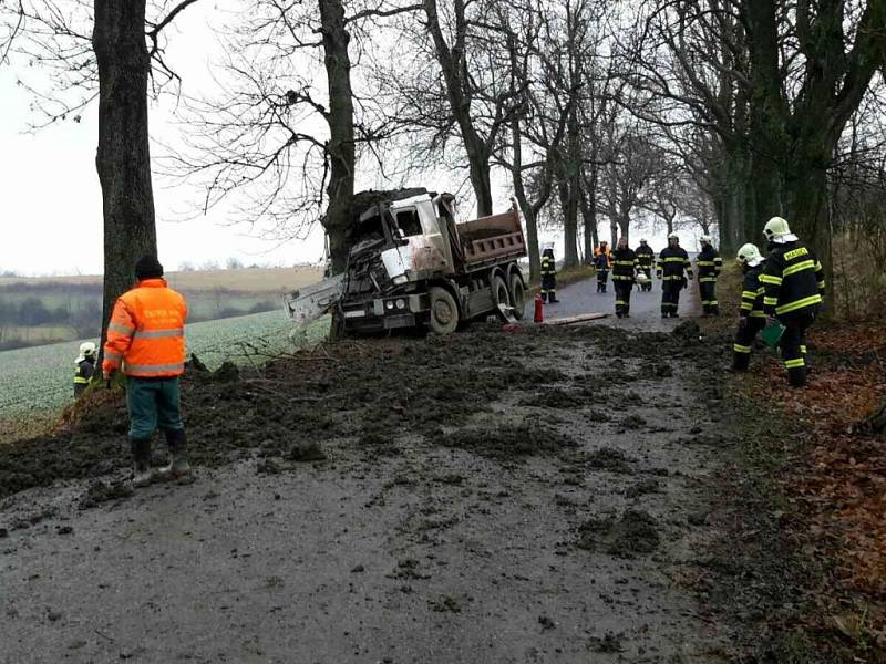 Z HROZIVĚ vypadající nehody vyvázl řidič naštěstí jen s pokutou a lehkým zraněním.