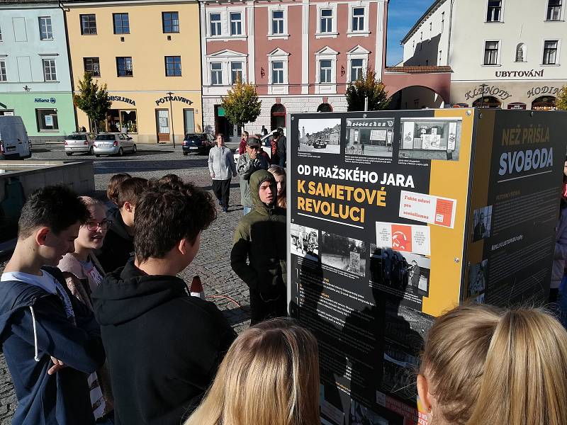 Výstava k výročí 30 let sametové revoluce je nyní k vidění na náměstí v Moravské Třebové.