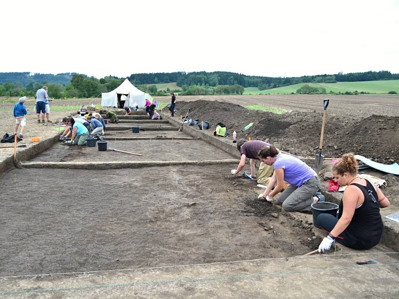 Naleziště na Jevíčsku je bohaté na artefakty. Studenti odkrývají jednotlivé vrstvy zeminy a odhalují germánské hroby. 