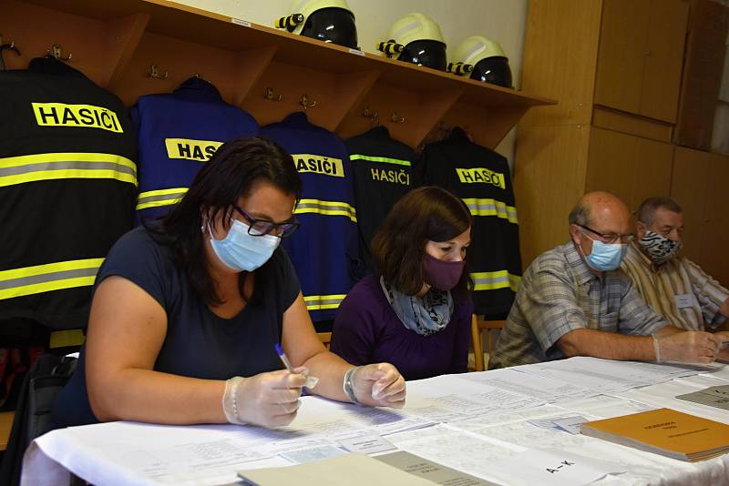 Volby v Modřeci u Poličky v hasičárně.