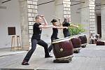 Japonská kultura.  Aplaus sklidili hráči  na bubny taiko.  Děti lákaly skládanky origami. Lidé vyzkoušeli také kaligrafii.