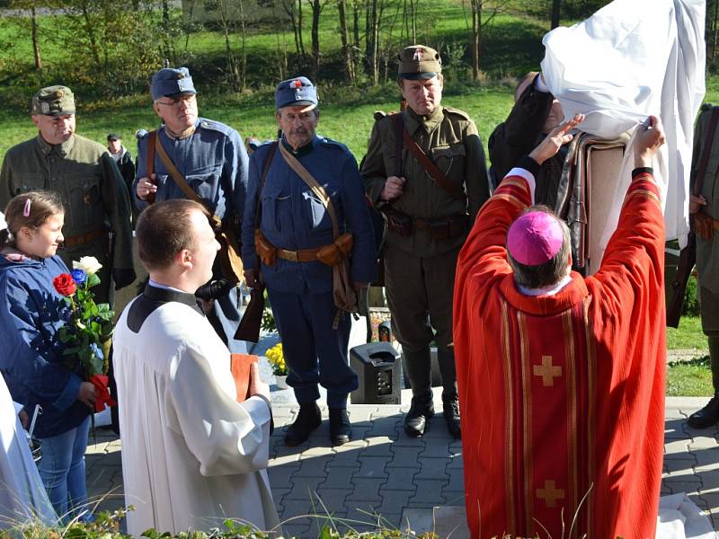 Památník obětem padlým ve Velké válce odhalili 28. října ve Svojanově. Posvětil jej královéhradecký biskup Jan Vokál, který také celebroval mši svatou.  