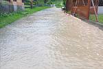 V Litomyšli, ulice Na Lánech, došlo vlivem dešťů k sesutí svahu