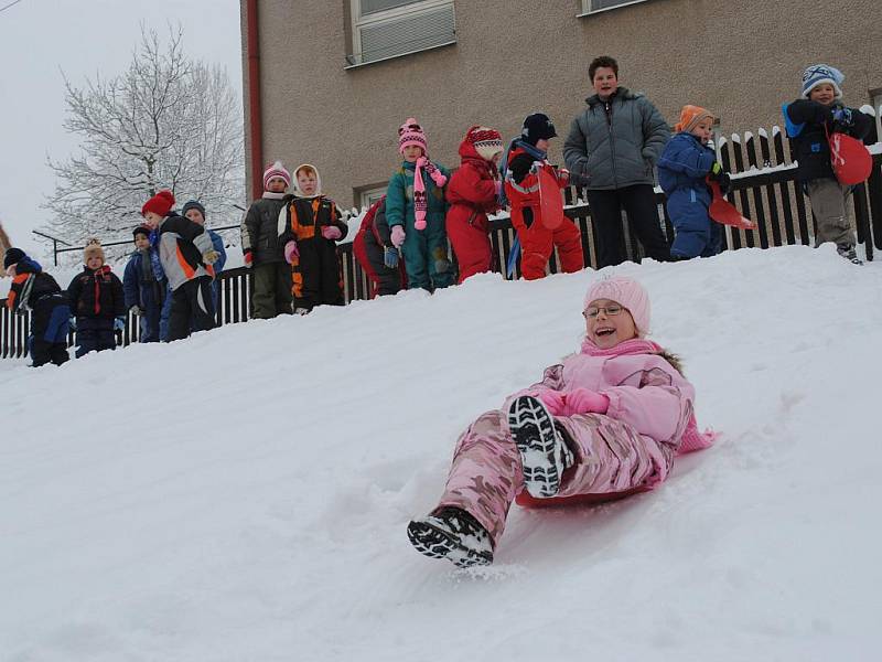 Děti z mateřské školy ve Vendolí si užívají sníh.