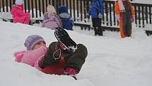 Děti z mateřské školy ve Vendolí si užívají sníh.