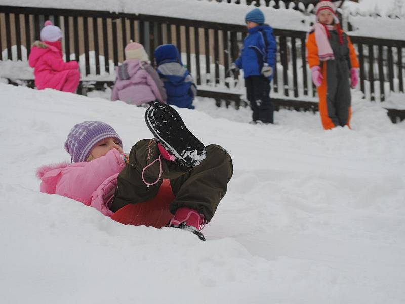 Děti z mateřské školy ve Vendolí si užívají sníh.
