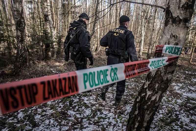 Policie v sobotu prohledala prostor uzavřené zóny mimo areál Poličských strojíren.